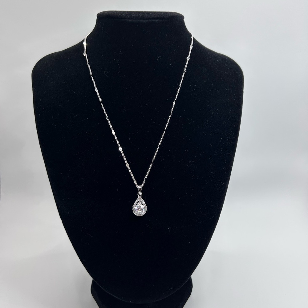 Elegant Silver Teardrop Pendant Necklace